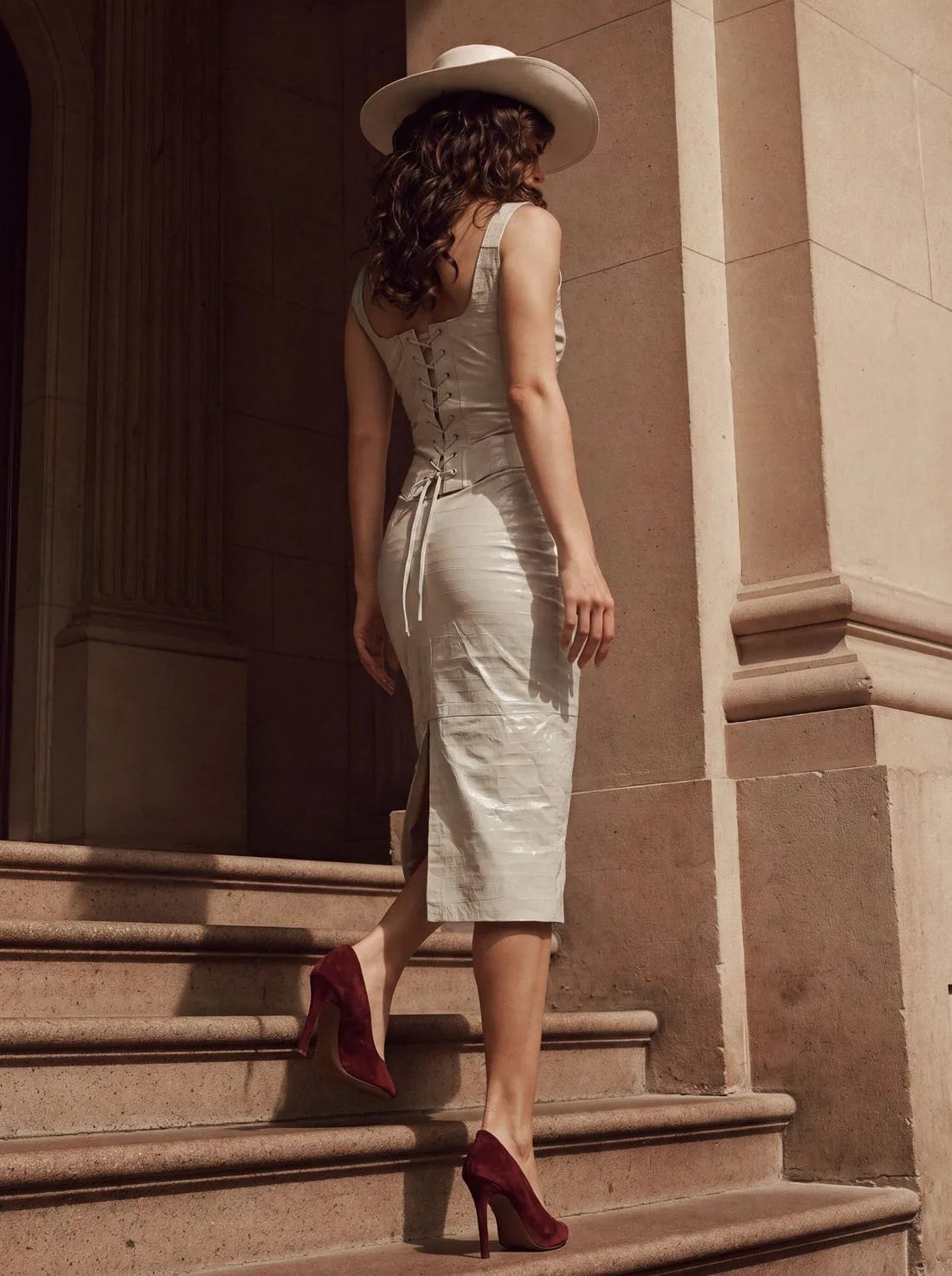 Vestido midi off-white, escadaria
