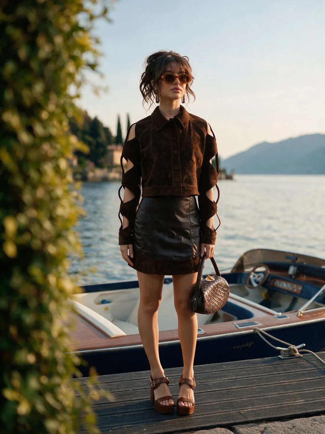 Look escuro com jaqueta vazada, lago