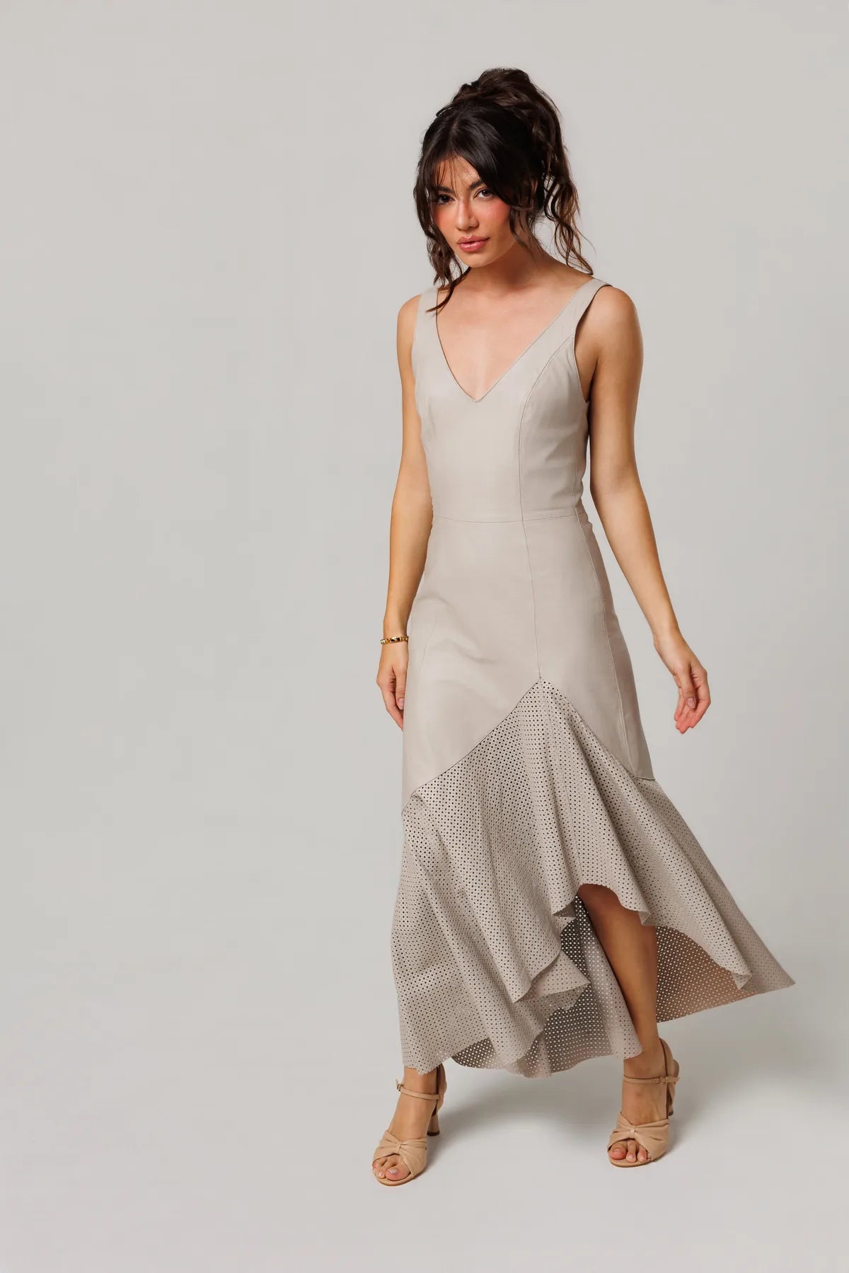 Vestido Assimétrico Èze em Off-White, campanha Riviera Bardot