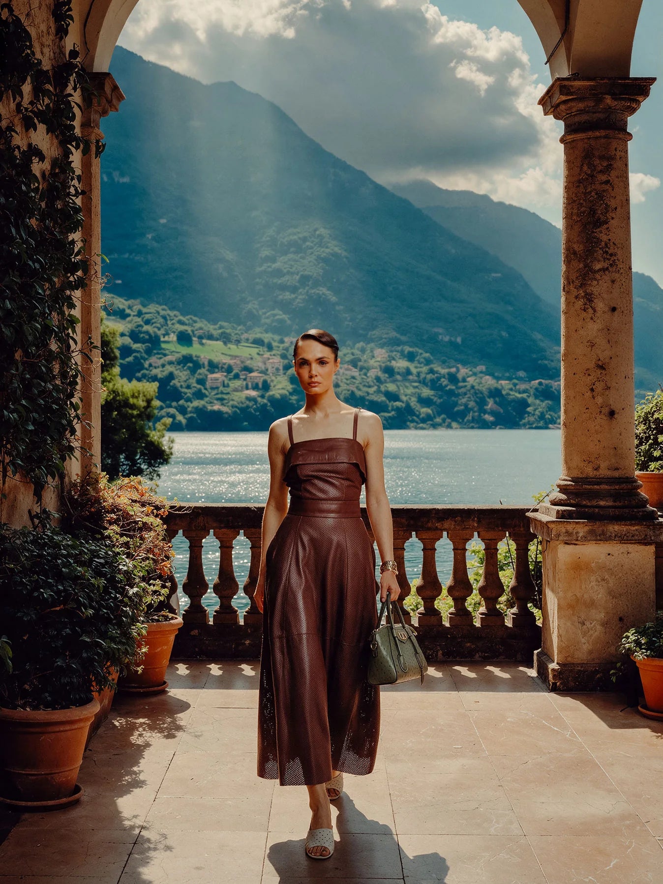 Vestido Midi com Laser Palermo em Chocolate, campanha Riviera Bardot